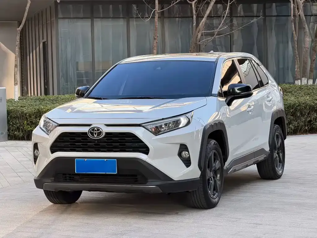 Toyota RAV4 — фото 1