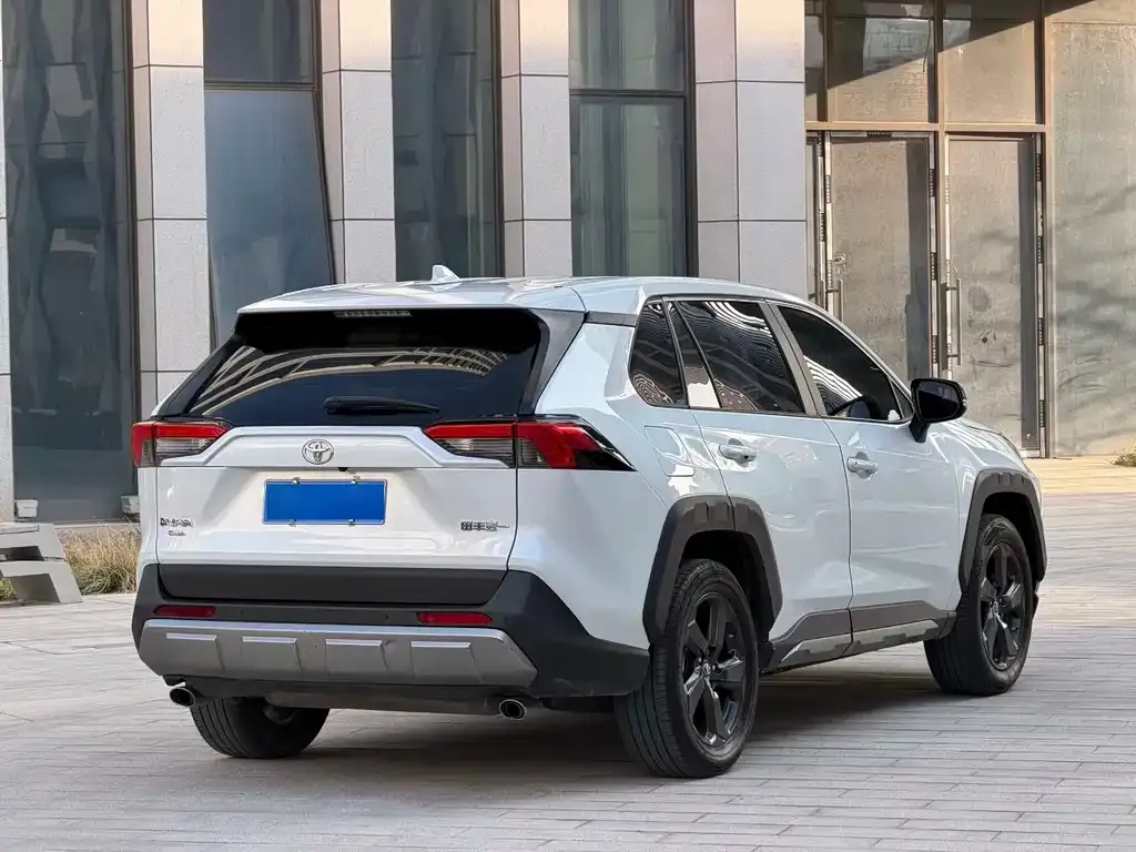 Toyota RAV4 — фото 7