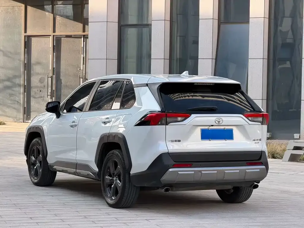 Toyota RAV4 — фото 8