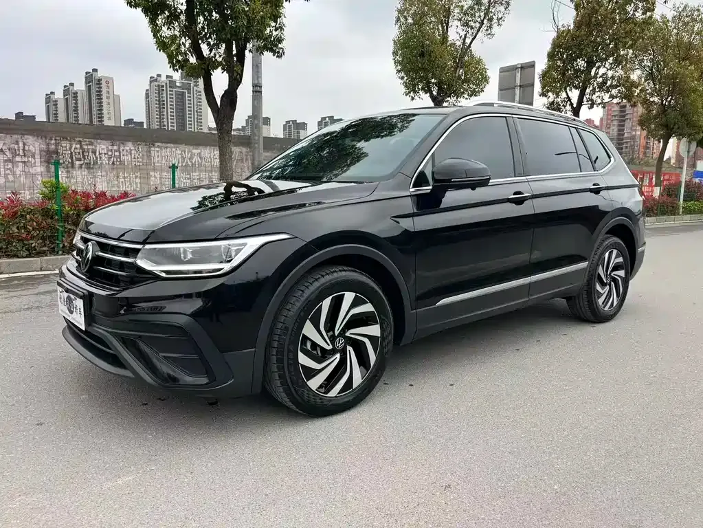 Volkswagen Tiguan L — фото 1