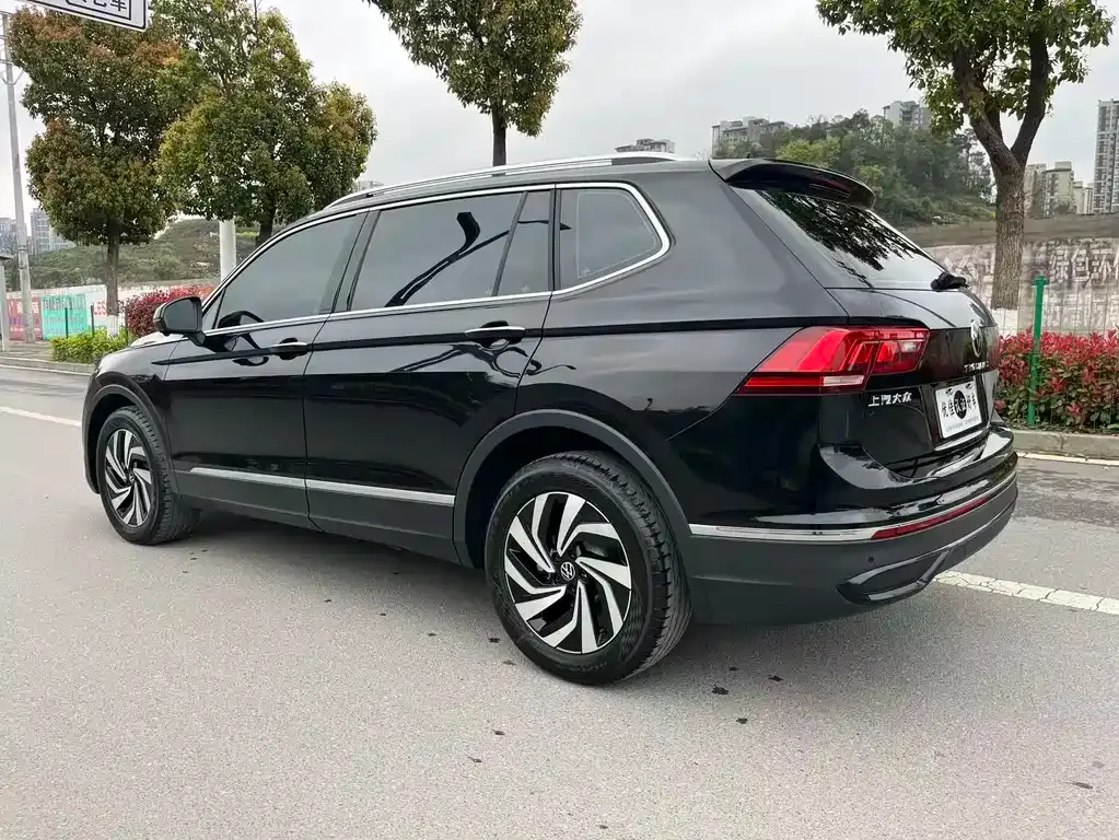 Volkswagen Tiguan L — фото 10
