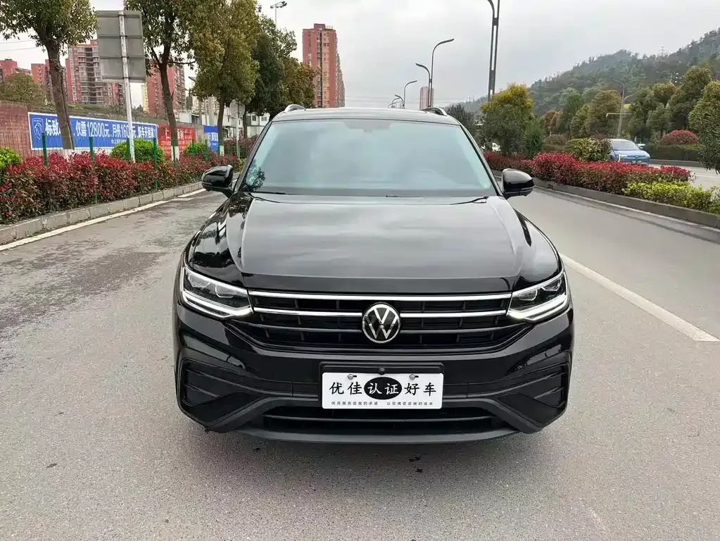 Volkswagen Tiguan L — фото 9