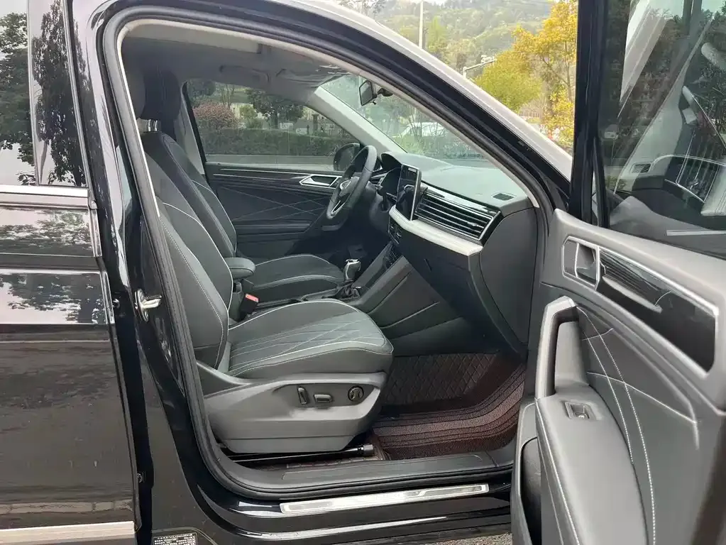 Volkswagen Tiguan L — фото 5