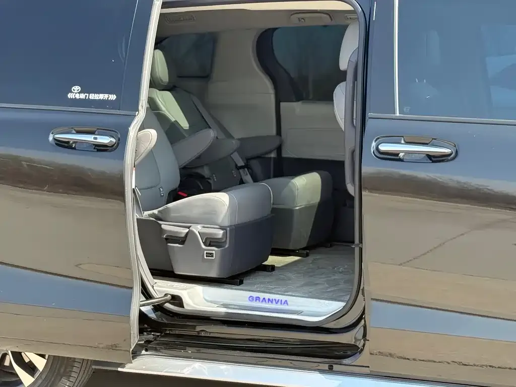 Toyota Granvia — фото 7