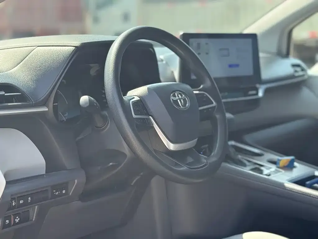 Toyota Granvia — фото 2