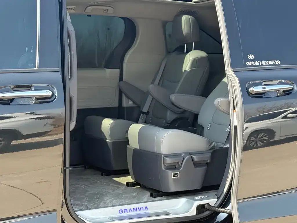 Toyota Granvia — фото 8