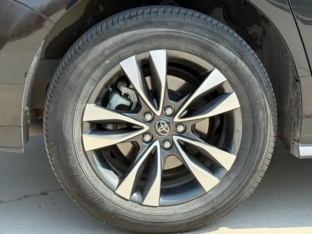 Toyota Granvia — фото 10