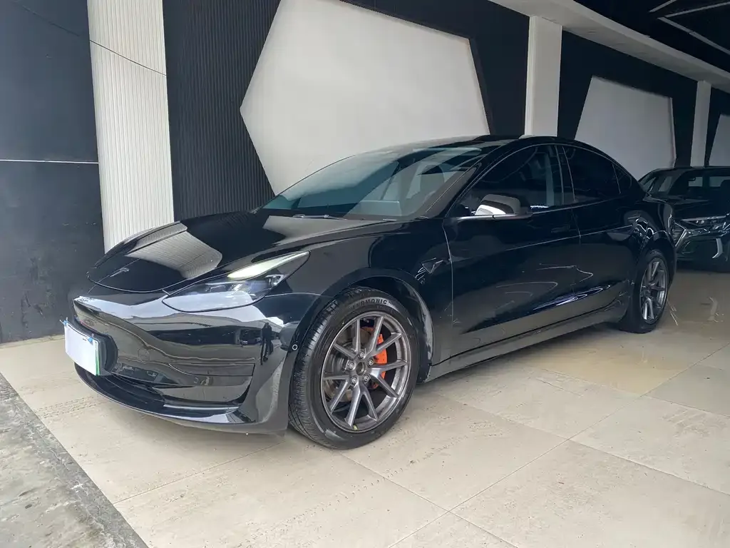 Tesla Model 3 — фото 1