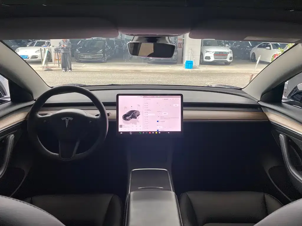 Tesla Model 3 — фото 10