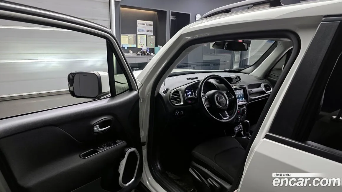Jeep Renegade — фото 10