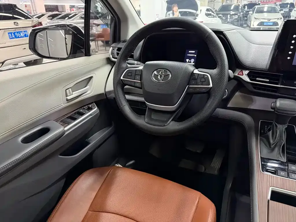 Toyota Sienna — фото 10