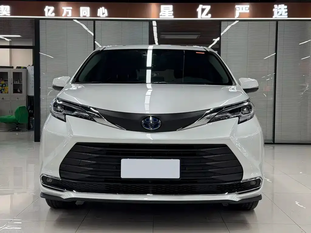 Toyota Sienna — фото 5