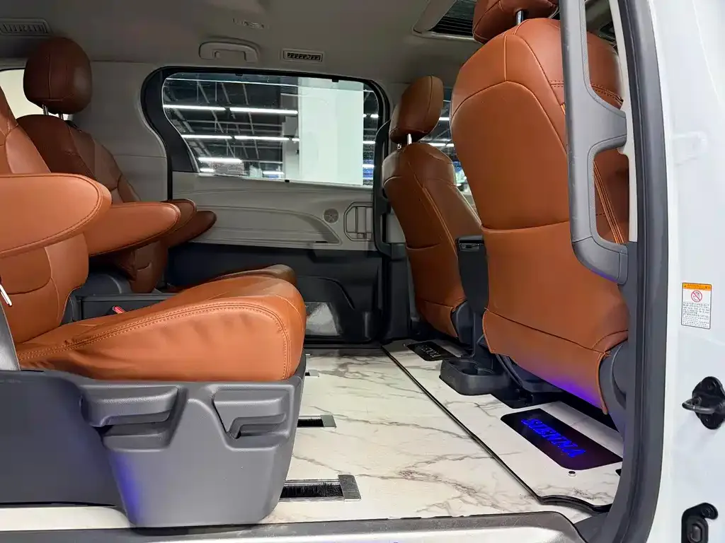 Toyota Sienna — фото 2