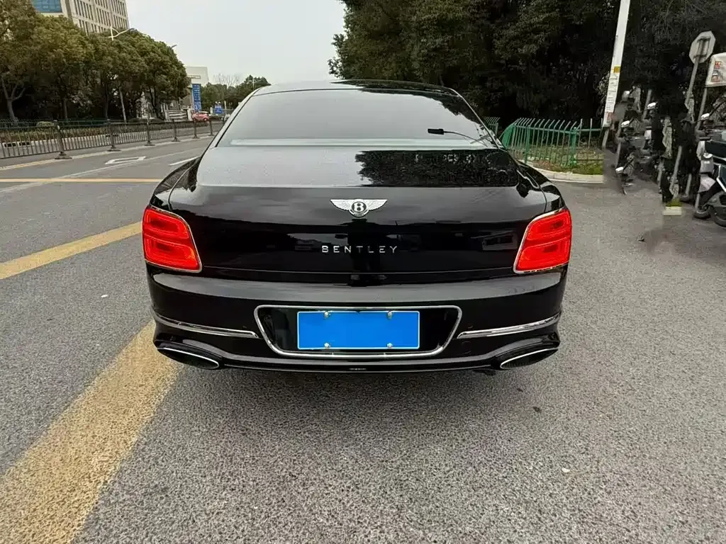 Bentley Flying Spur — фото 7