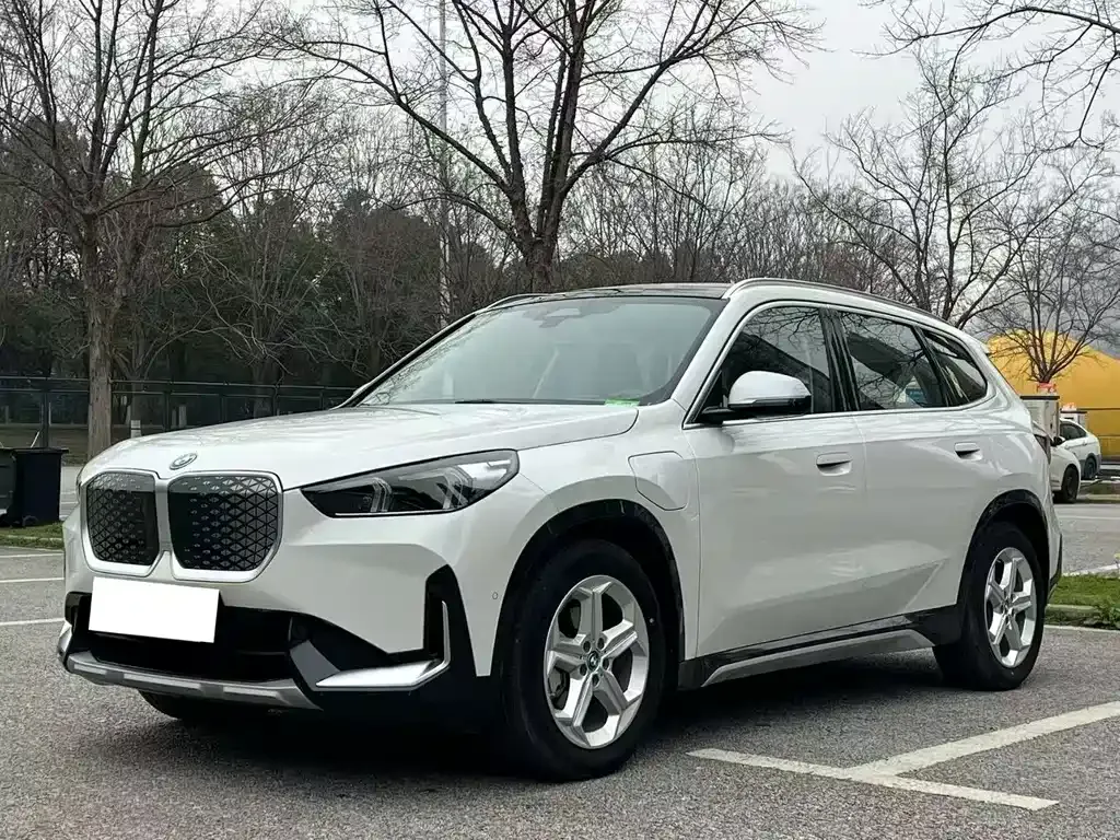 BMW iX1 — фото 1