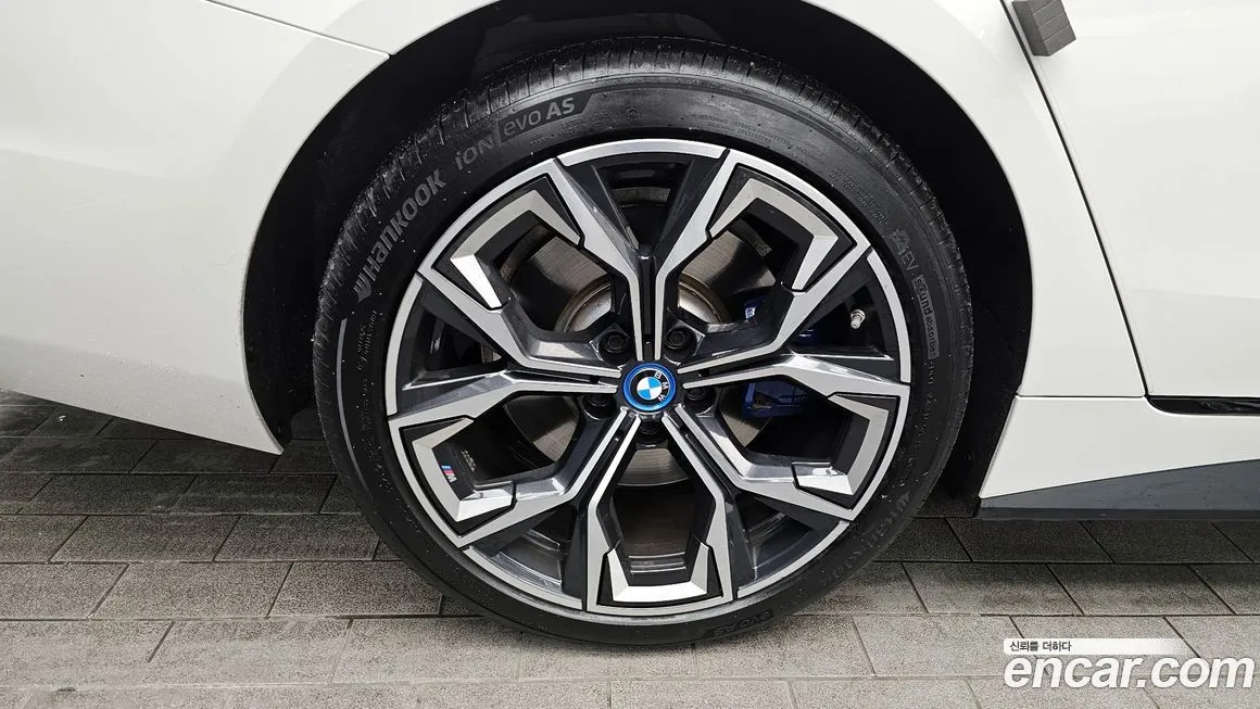 BMW i4 — фото 10