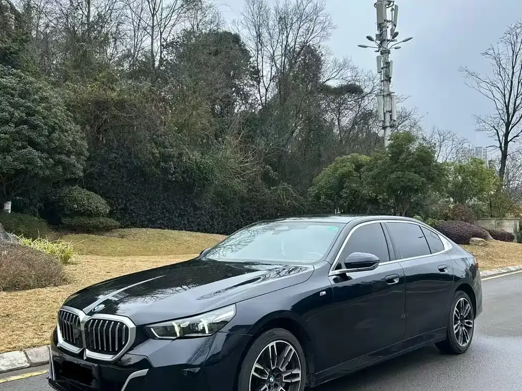 BMW 5 Series — фото 1