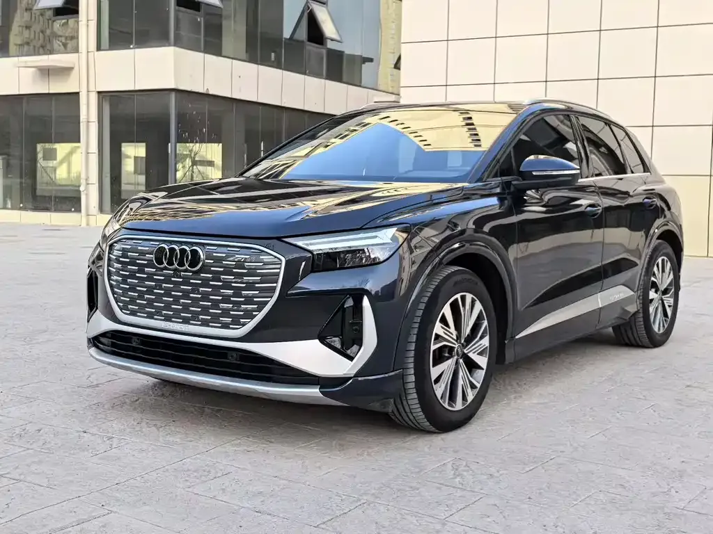 Audi Q4 e-tron — фото 1