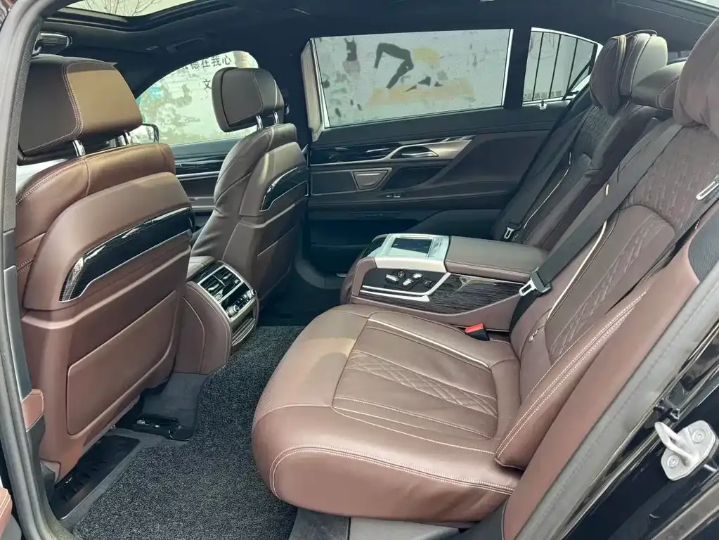 BMW 7 Series — фото 10