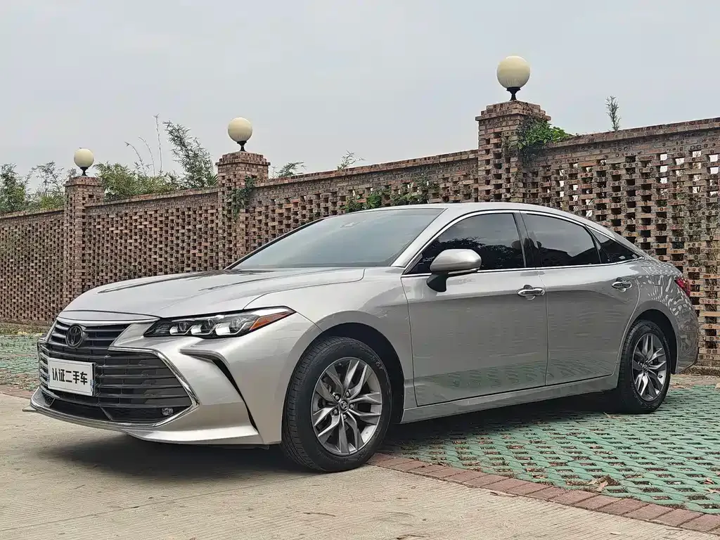 Toyota Avalon — фото 1