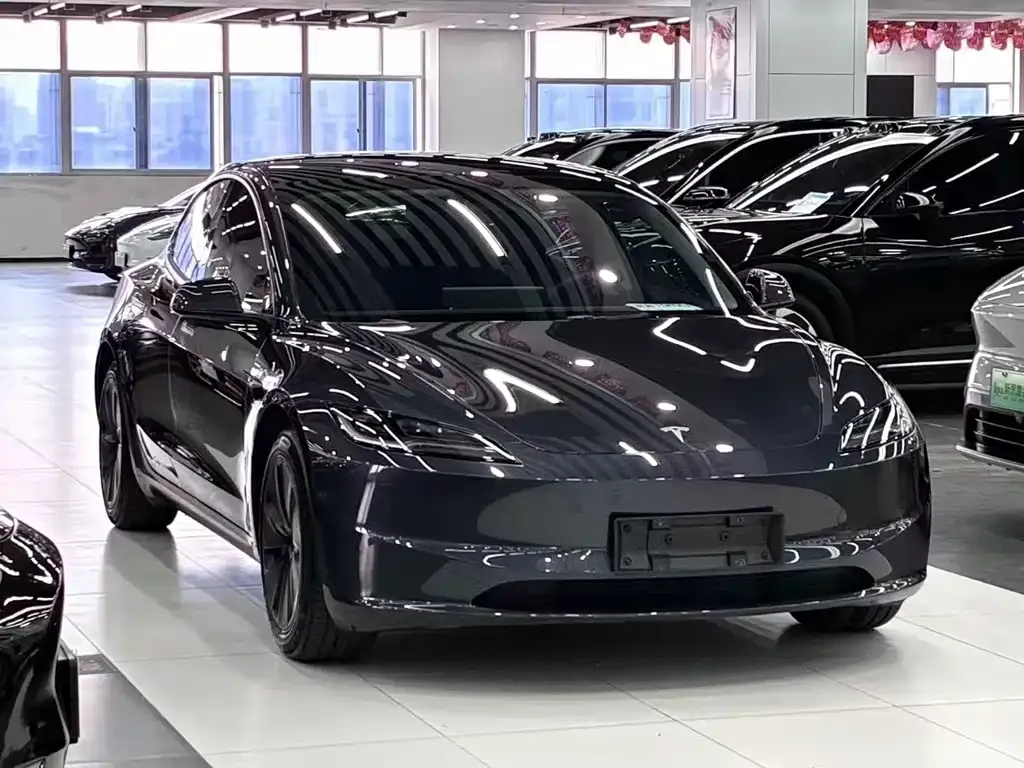 Tesla Model 3 — фото 1