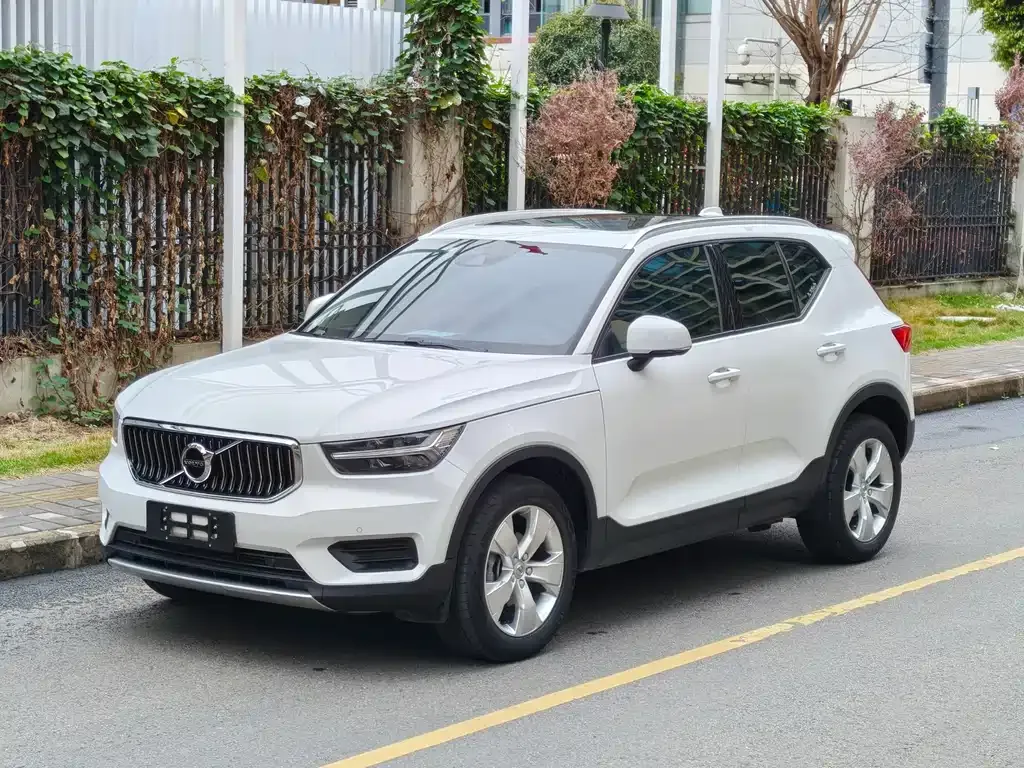 Volvo XC40 — фото 1