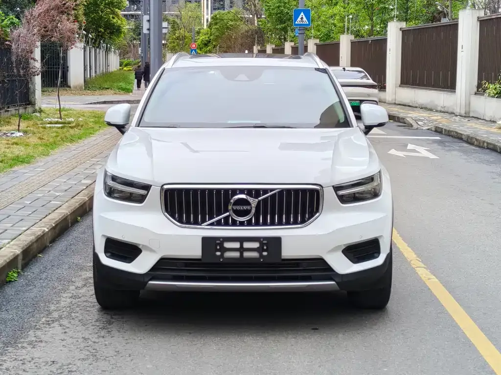 Volvo XC40 — фото 10