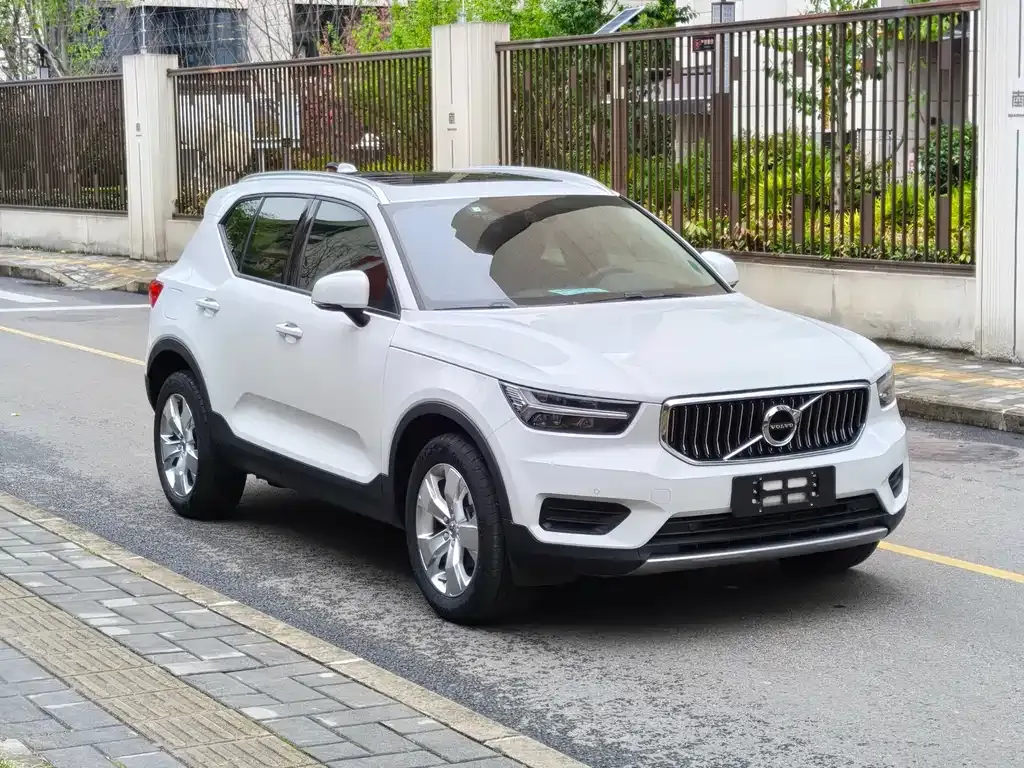 Volvo XC40 — фото 7