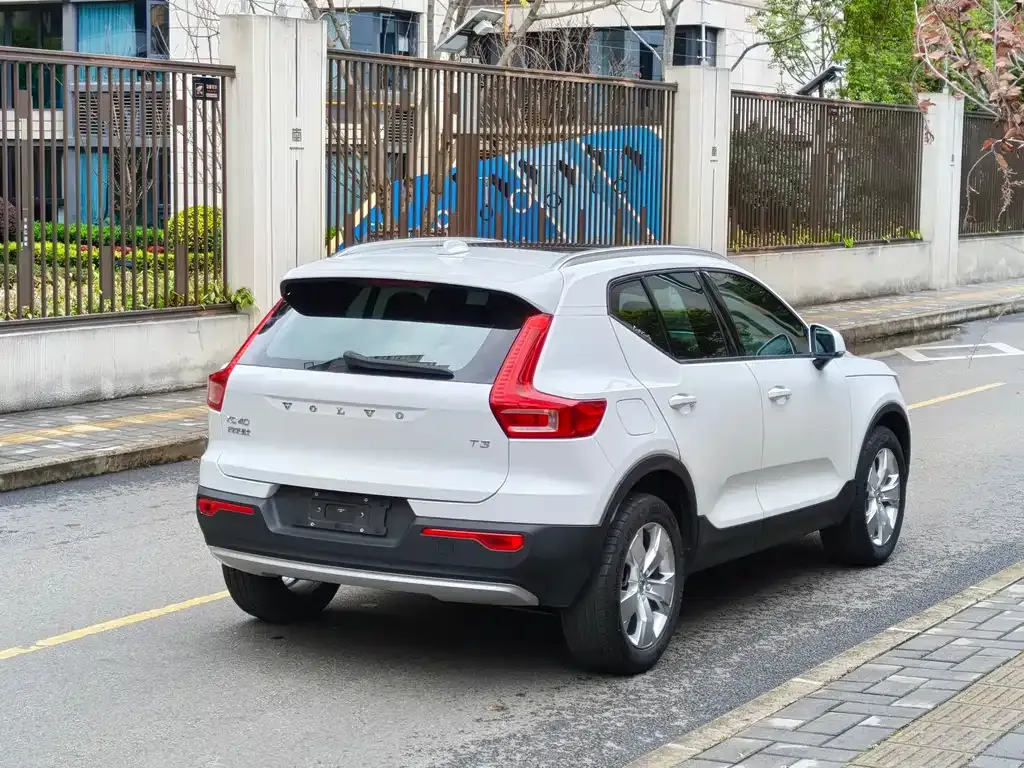 Volvo XC40 — фото 9