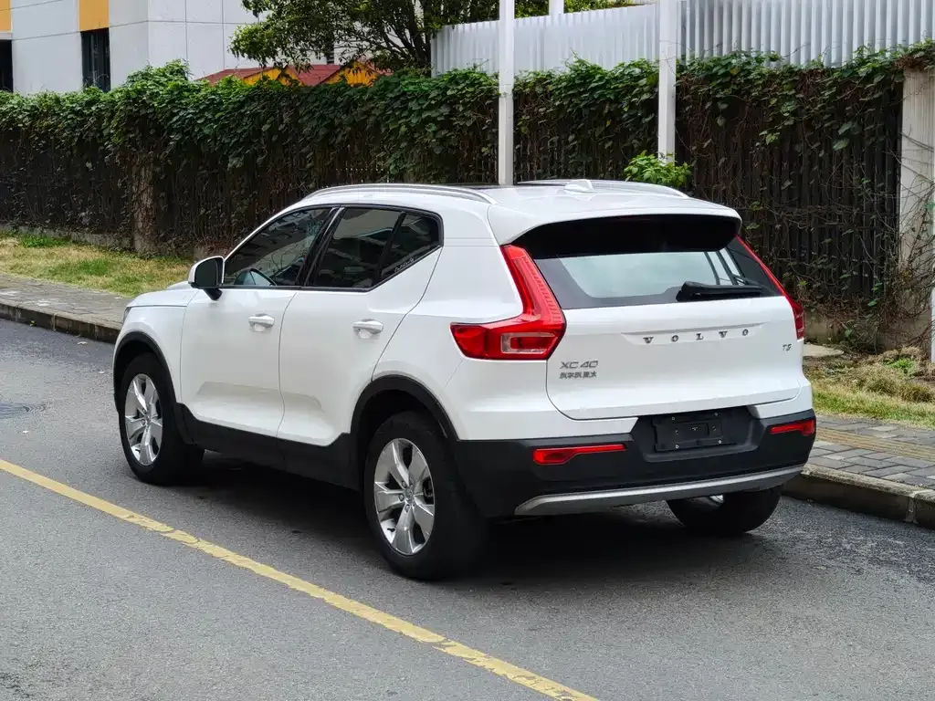 Volvo XC40 — фото 4