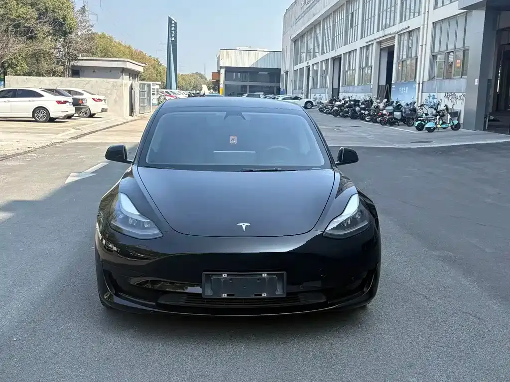 Tesla Model 3 — фото 9