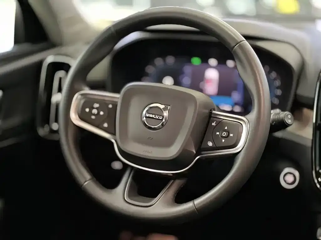 Volvo XC40 — фото 6