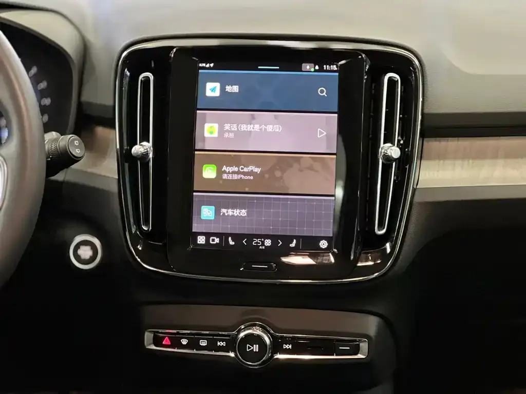 Volvo XC40 — фото 10