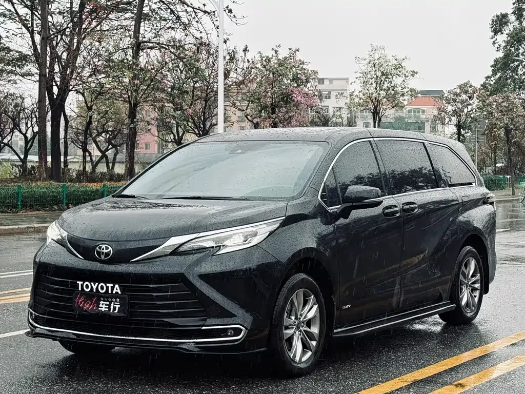 Toyota Sienna — фото 1