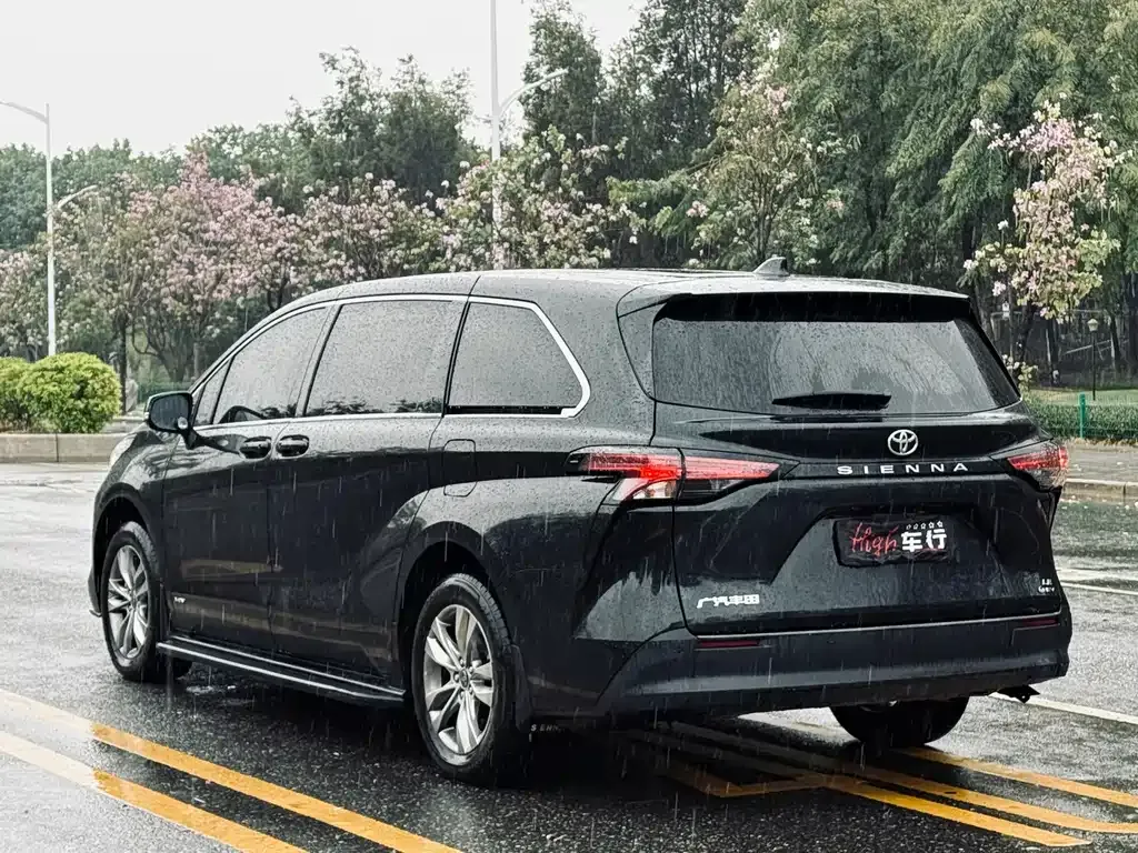 Toyota Sienna — фото 5