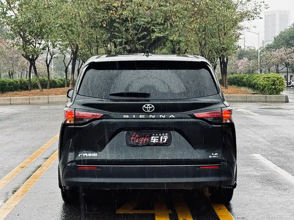 Toyota Sienna — фото 2