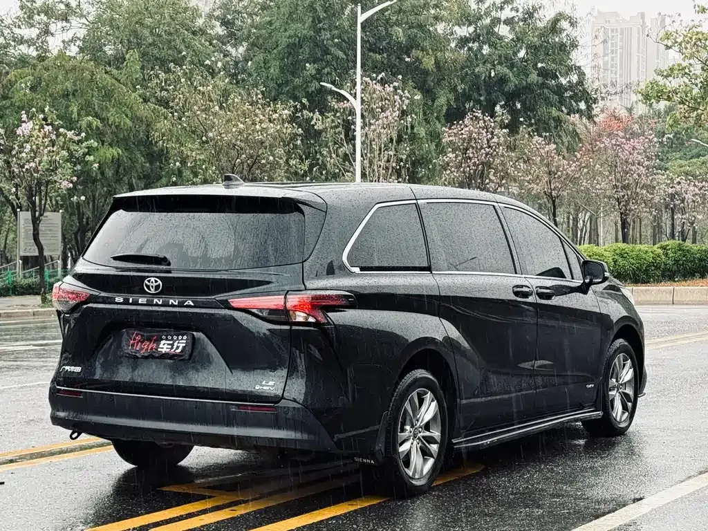Toyota Sienna — фото 4