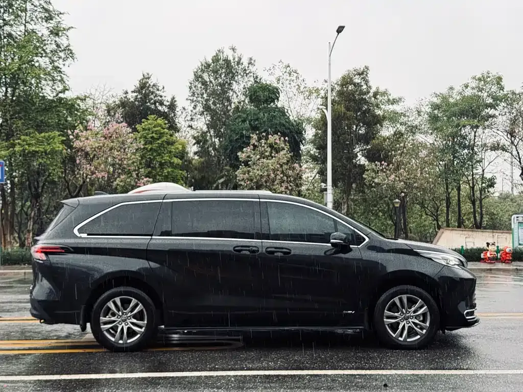 Toyota Sienna — фото 7