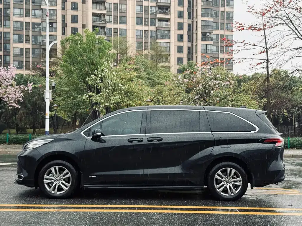 Toyota Sienna — фото 3
