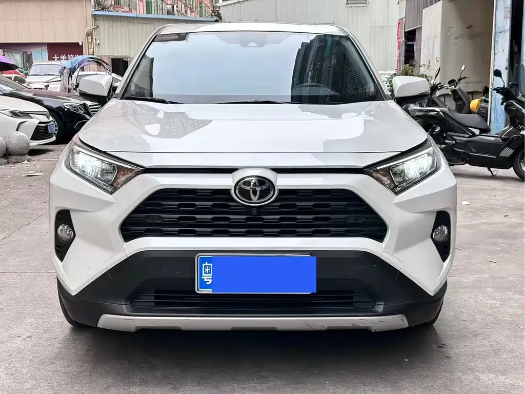 Toyota RAV4 — фото 1