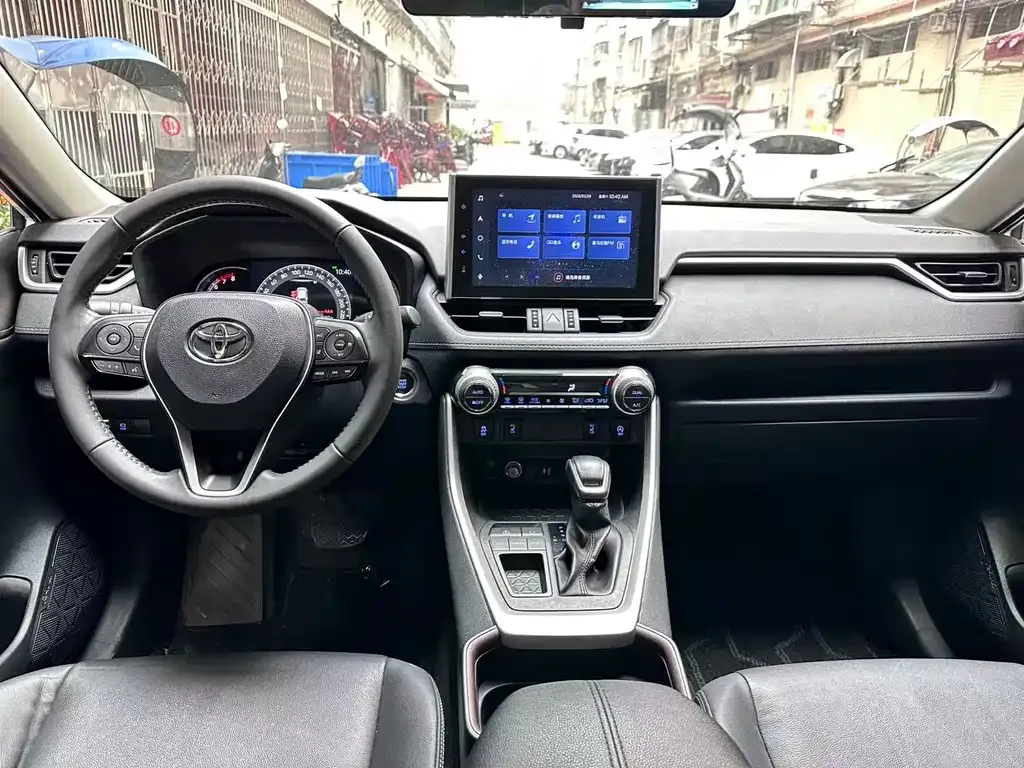 Toyota RAV4 — фото 5