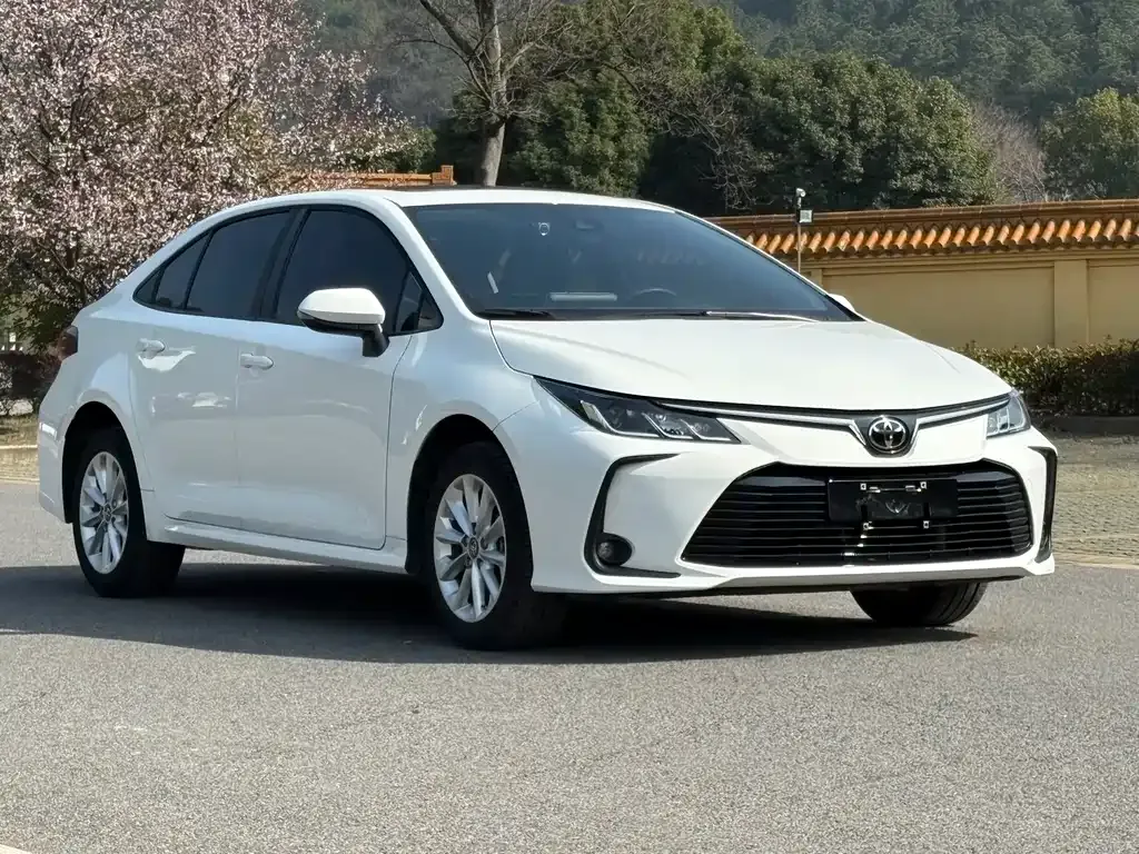 Toyota Corolla — фото 7