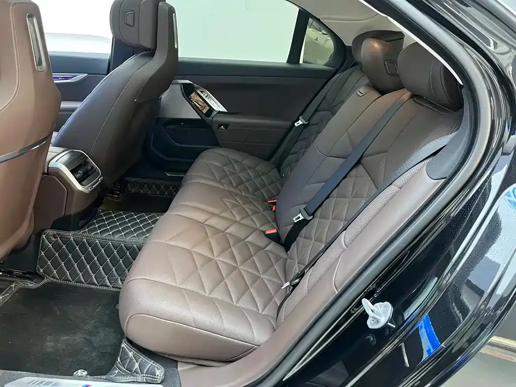 BMW 7 Series — фото 10