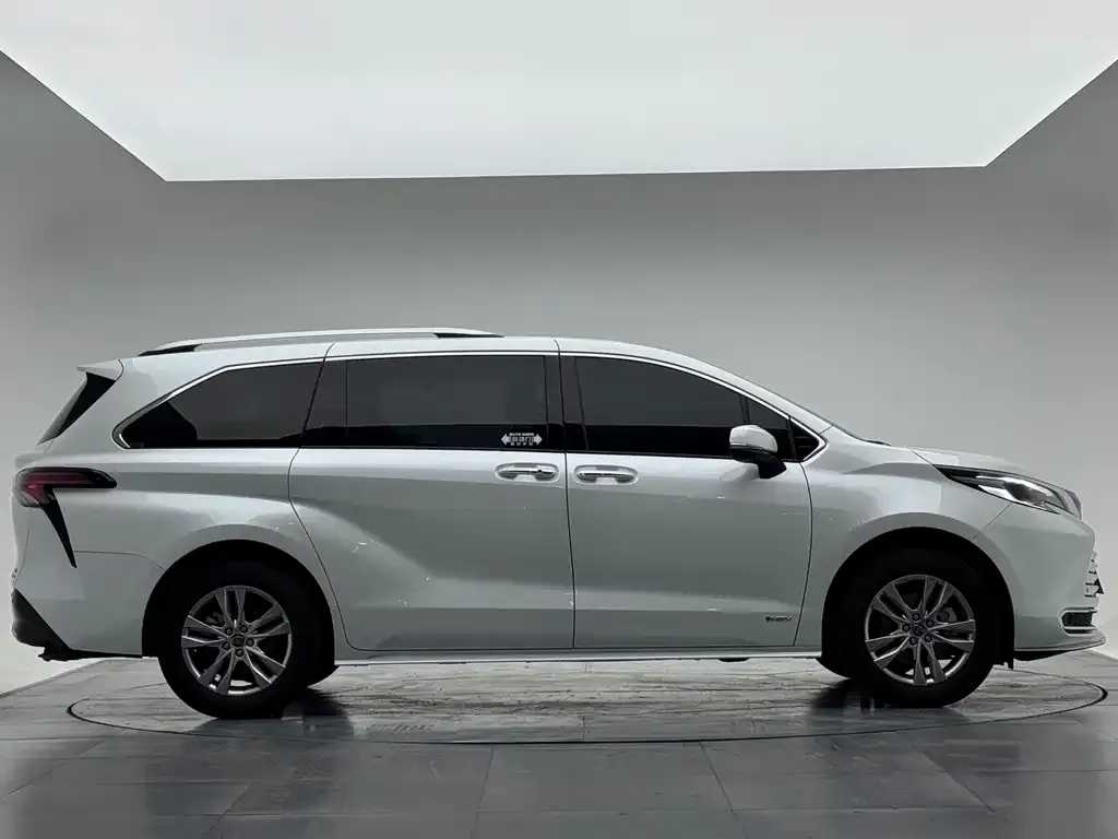 Toyota Sienna — фото 5