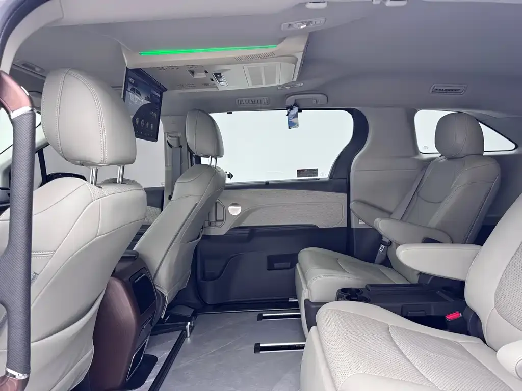 Toyota Sienna — фото 8