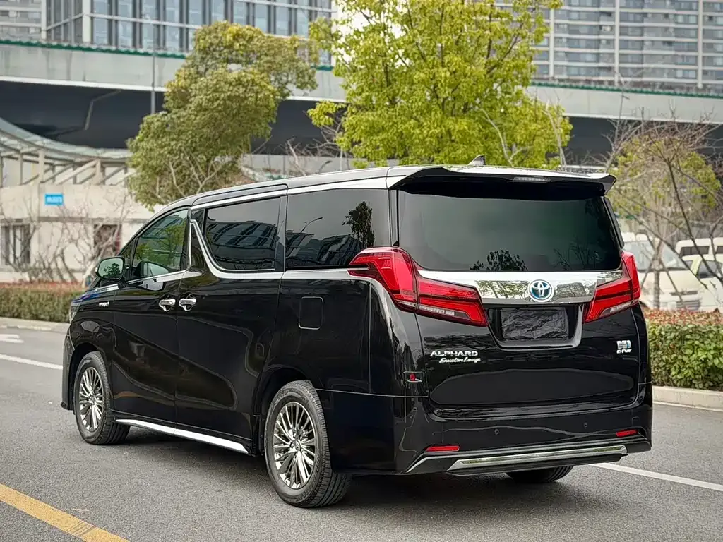 Toyota Alphard — фото 9