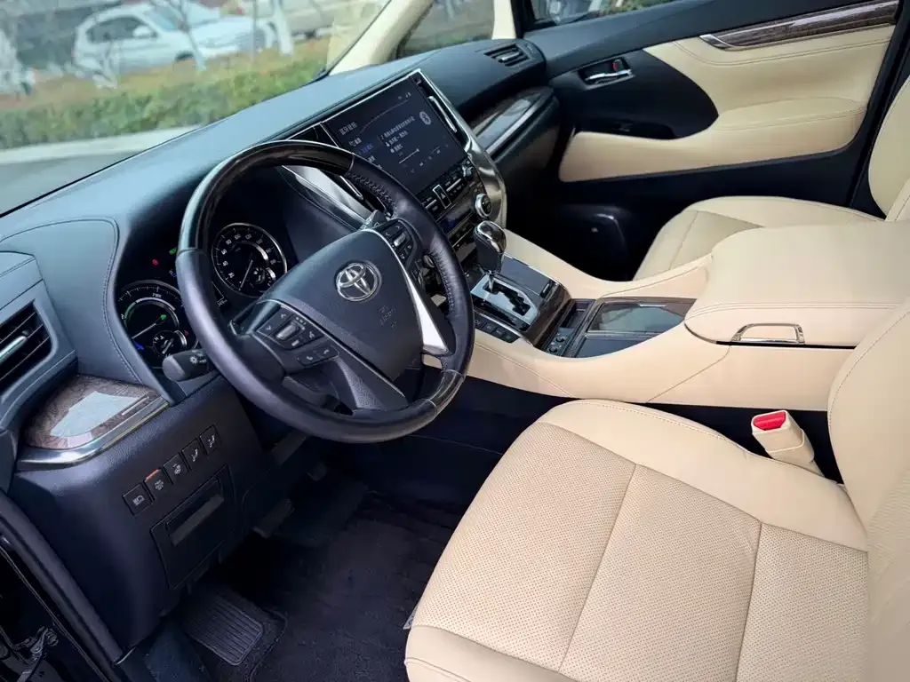 Toyota Alphard — фото 4
