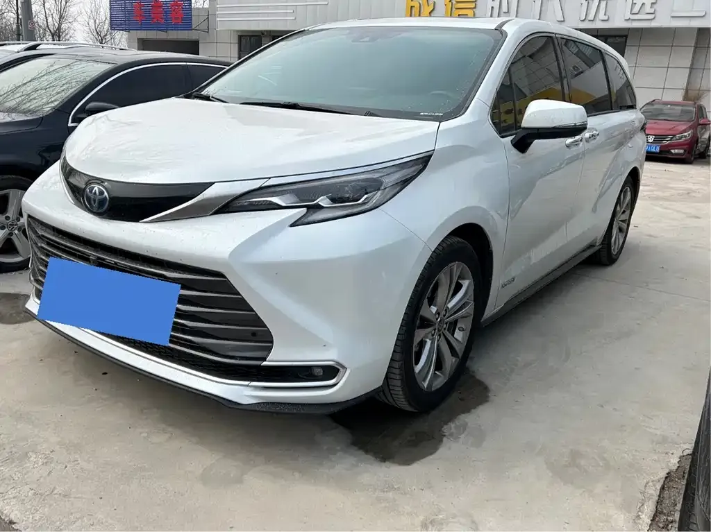 Toyota Sienna — фото 1