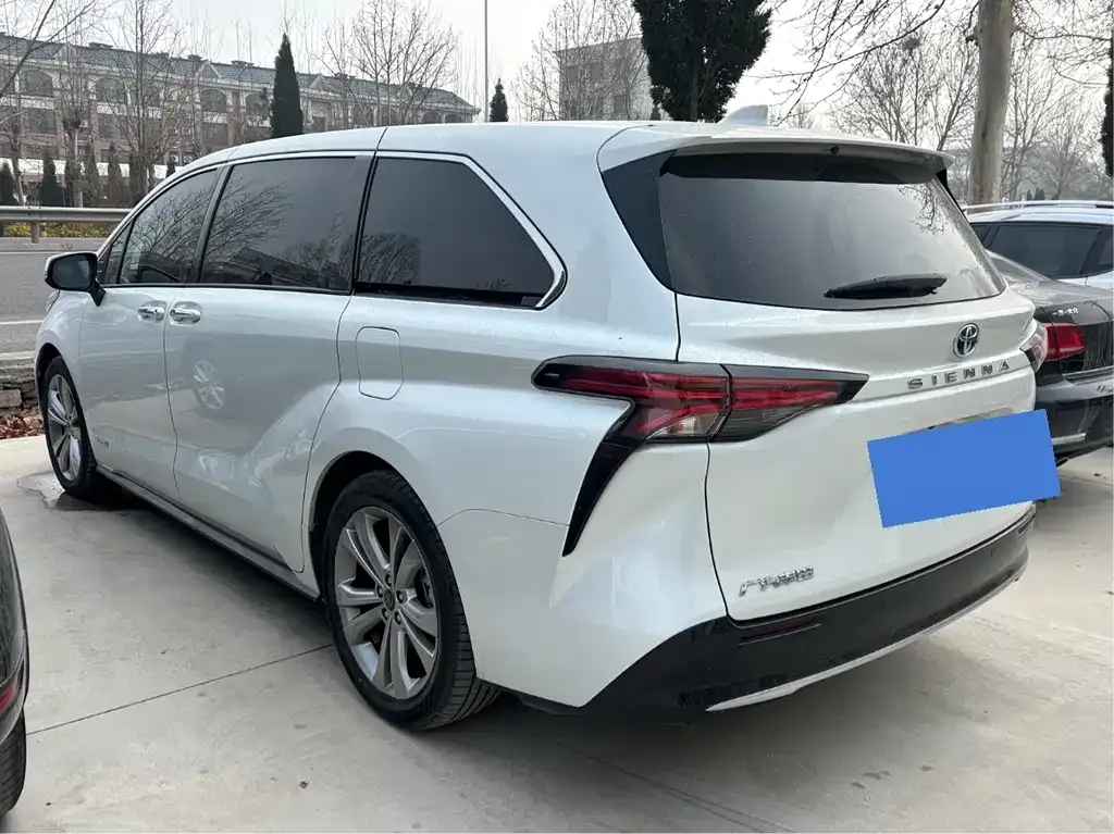 Toyota Sienna — фото 8
