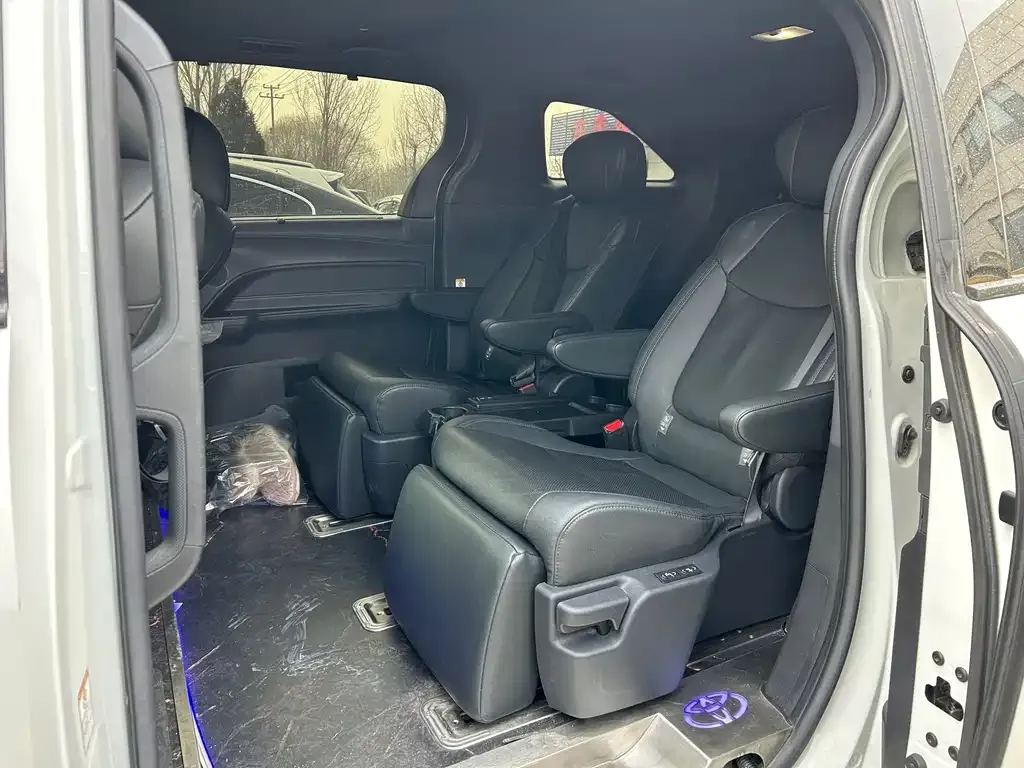 Toyota Sienna — фото 4